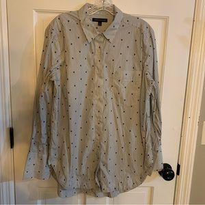 Banana Republic sz L collared white button up shirt w/ black stripes and skulls
